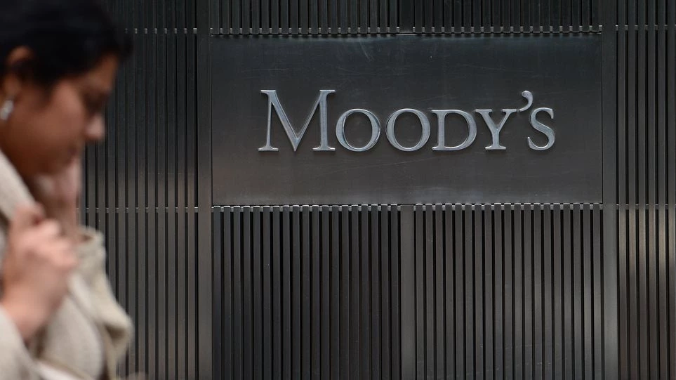 Moody’s: Υψηλός ο κίνδυνος «ατυχημάτων» στην ελληνική οικονομία